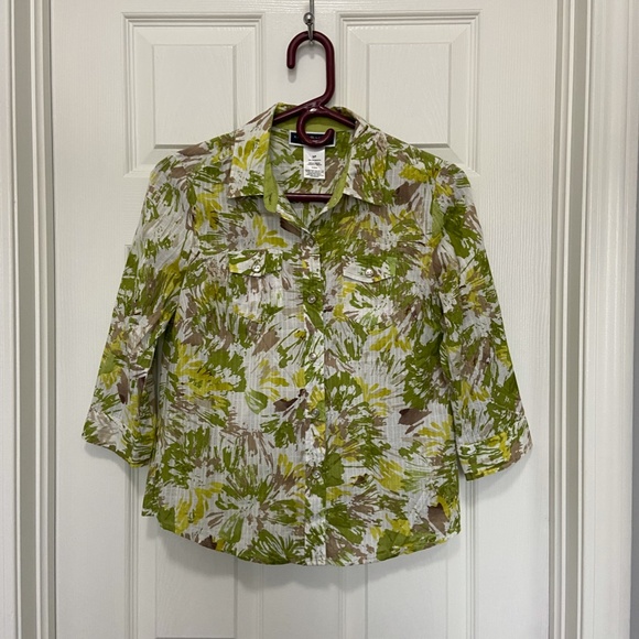 Karen Scott Petites Floral Button Up Shirt Bundle (includes 3 shirts) ✨ - Picture 3 of 16